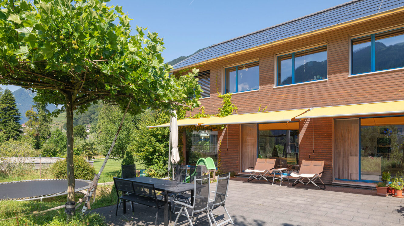 Holzhaus Vorderansicht mit Garten