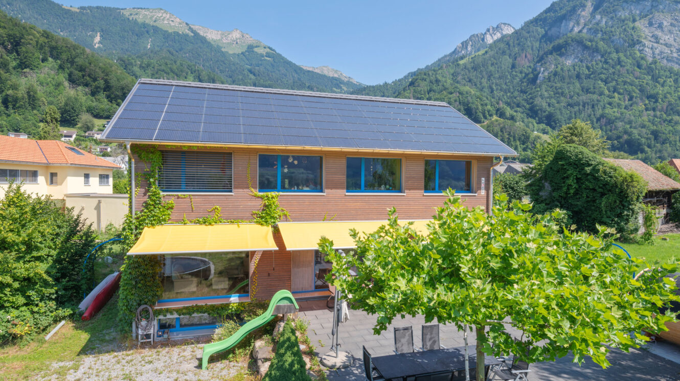 Holzhaus mit Photovoltaikanlage