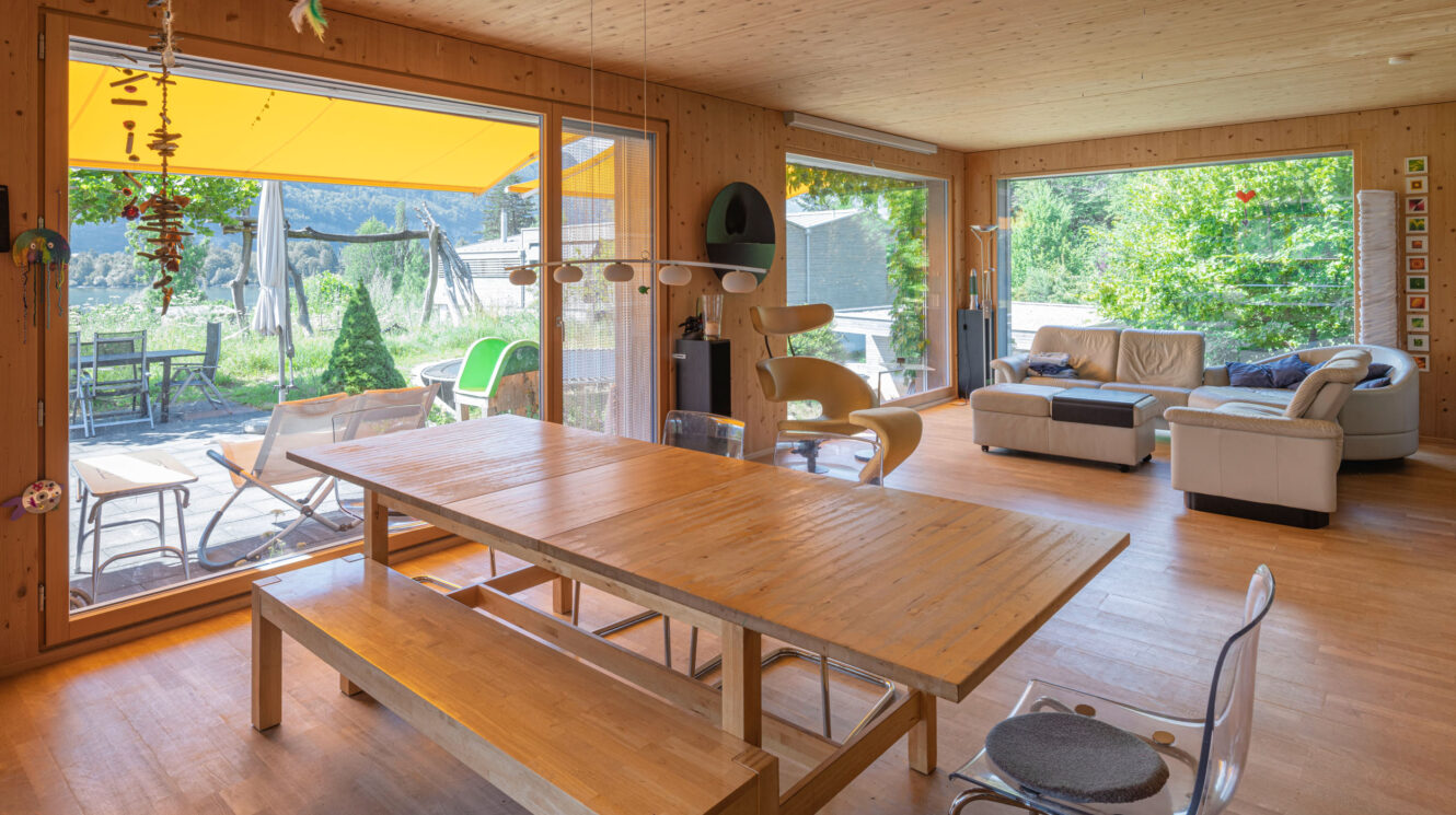 Helles Wohnzimmer aus Holz