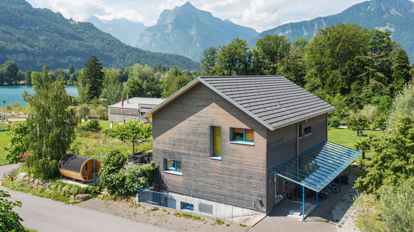 Holzhaus auf Grundstück am See Seitenansicht