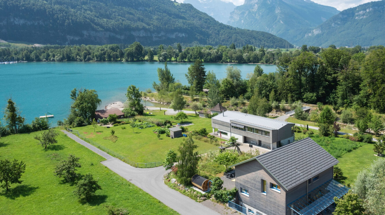 Holzhaus auf Grundstück am See Vogelperspektive