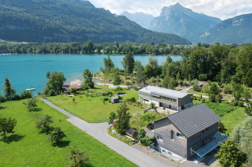 Holzhaus auf Grundstück am See Vogelperspektive