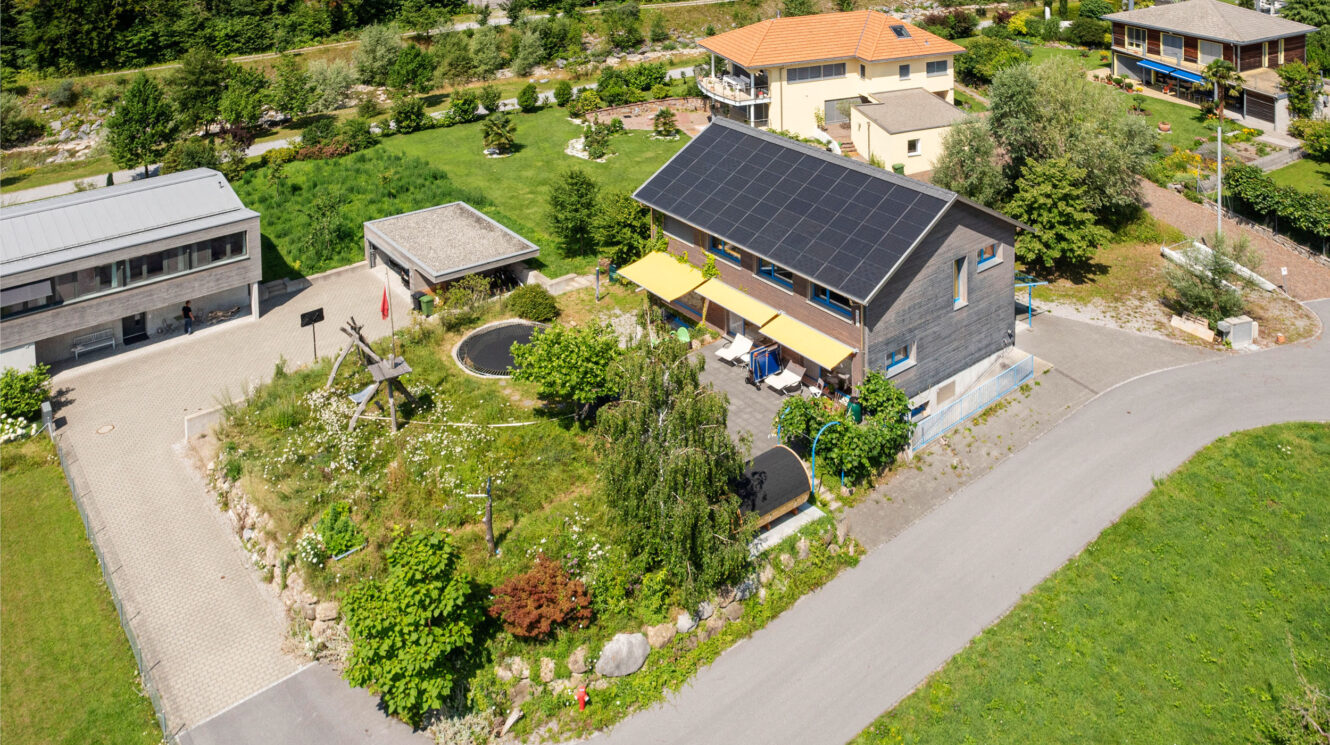 Holzhaus auf Grundstück am See Vogelperspektive vorne