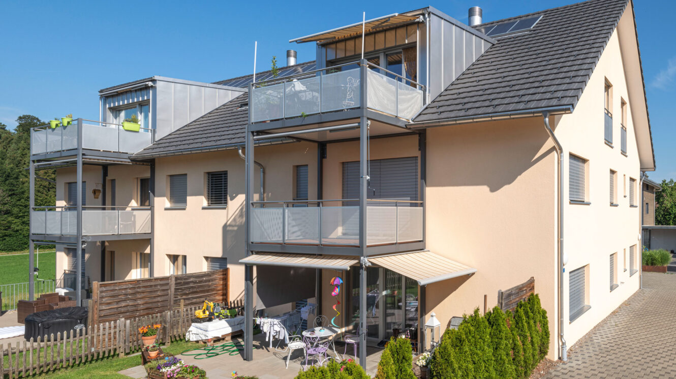 Mehrfamilienhaus mit grossen Balkonen vorne nahe
