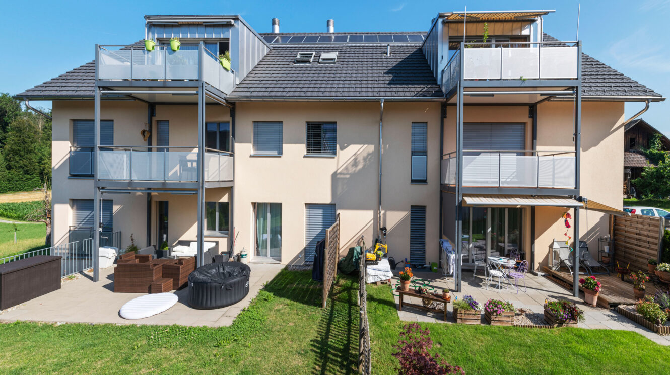 Mehrfamilienhaus mit grossen Balkonen vorne