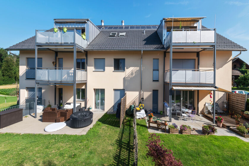Mehrfamilienhaus mit grossen Balkonen vorne