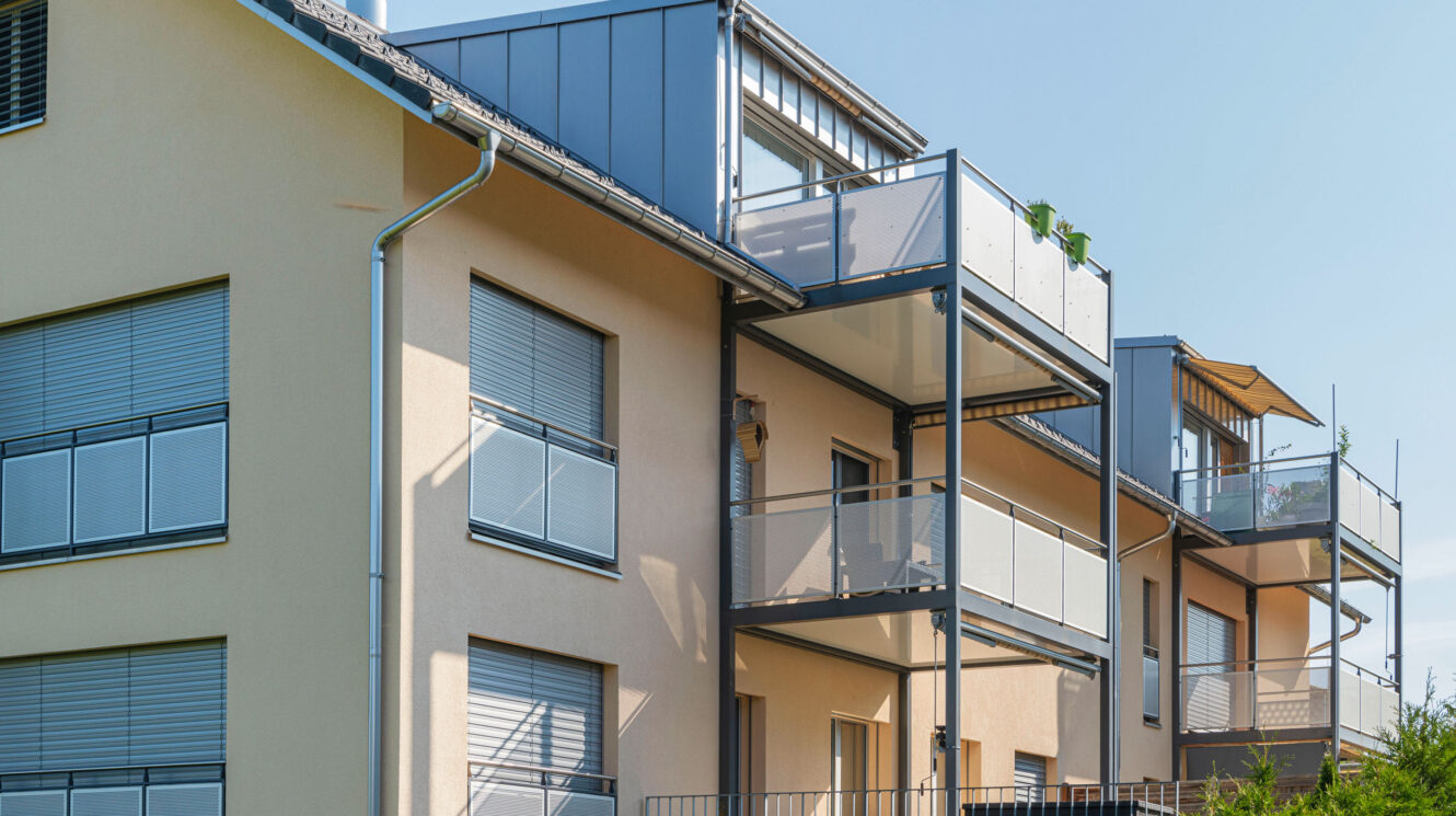 Mehrfamilienhaus mit grossen Balkonen seitlich