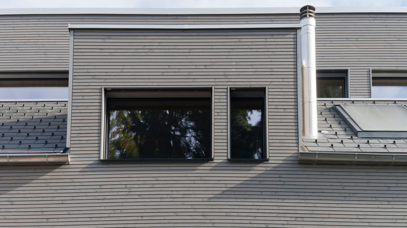 Grosse Fenster im Holzhaus