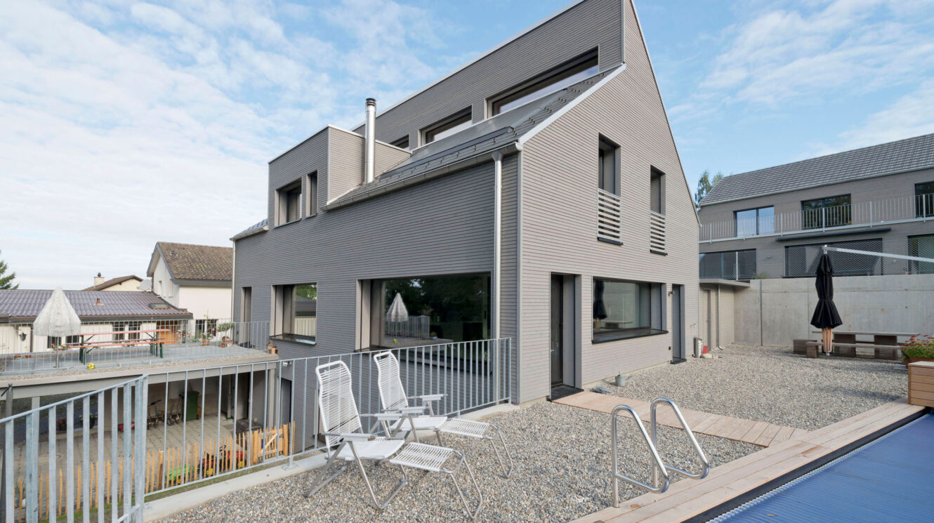 Einfamilienhaus Hittnau aus Holz mit grossen Fenstern