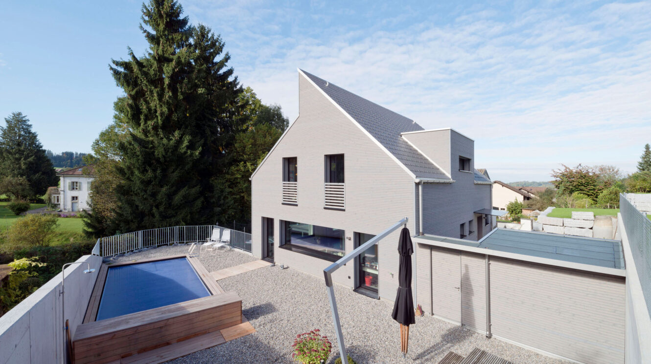 Einfamilienhaus Hittnau aus Holz mit Pool