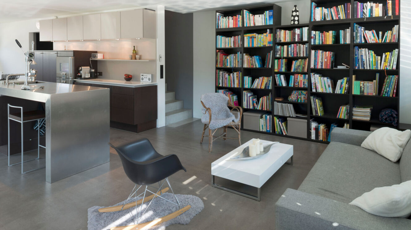 offenes Wohnzimmer mit Bücherregal