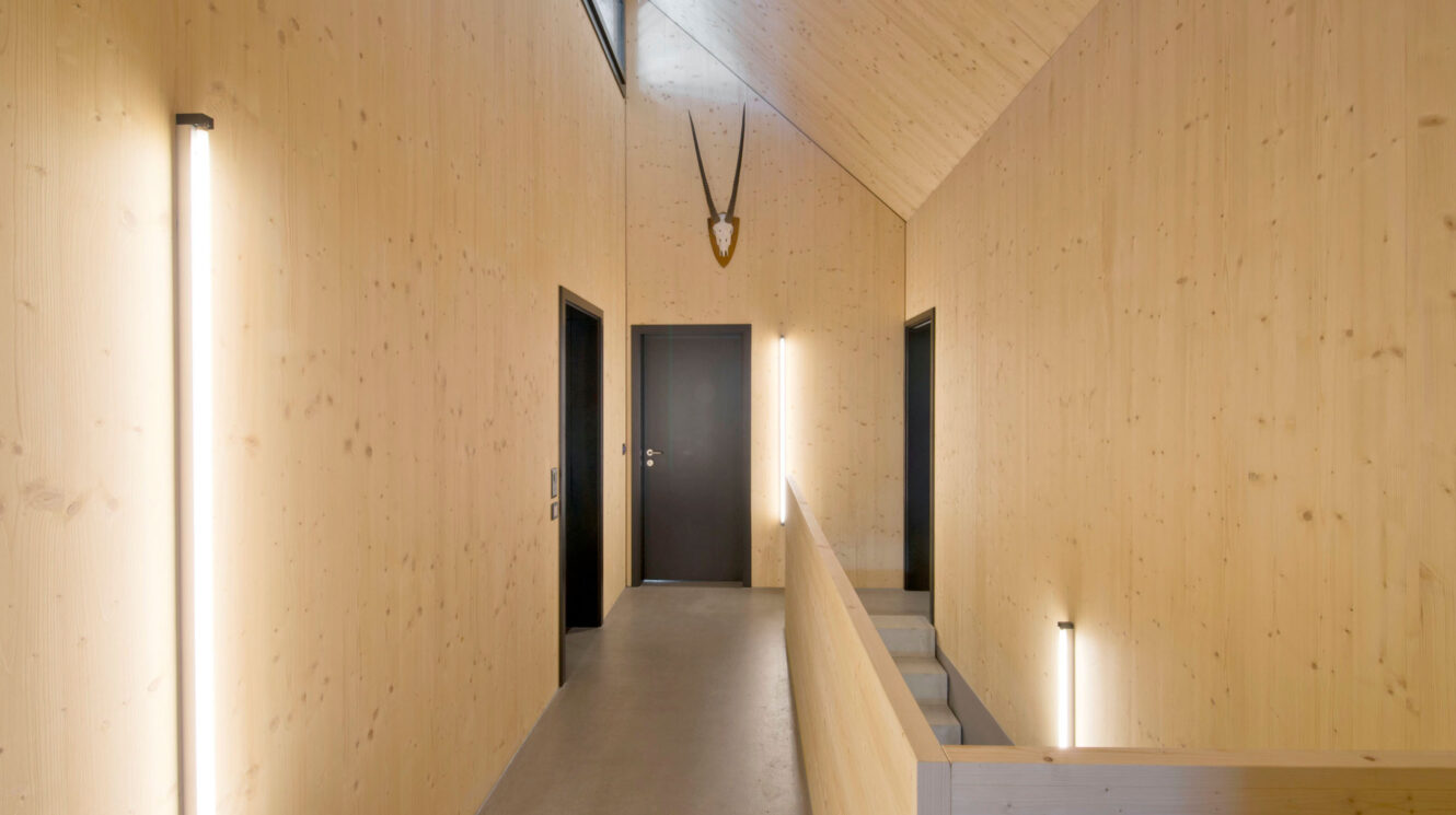 Flur in komplett in hellem Holz mit LED Licht