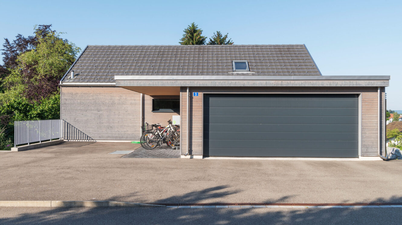 Einfamilienhaus aus Holz im Grünen mit grosser Garage