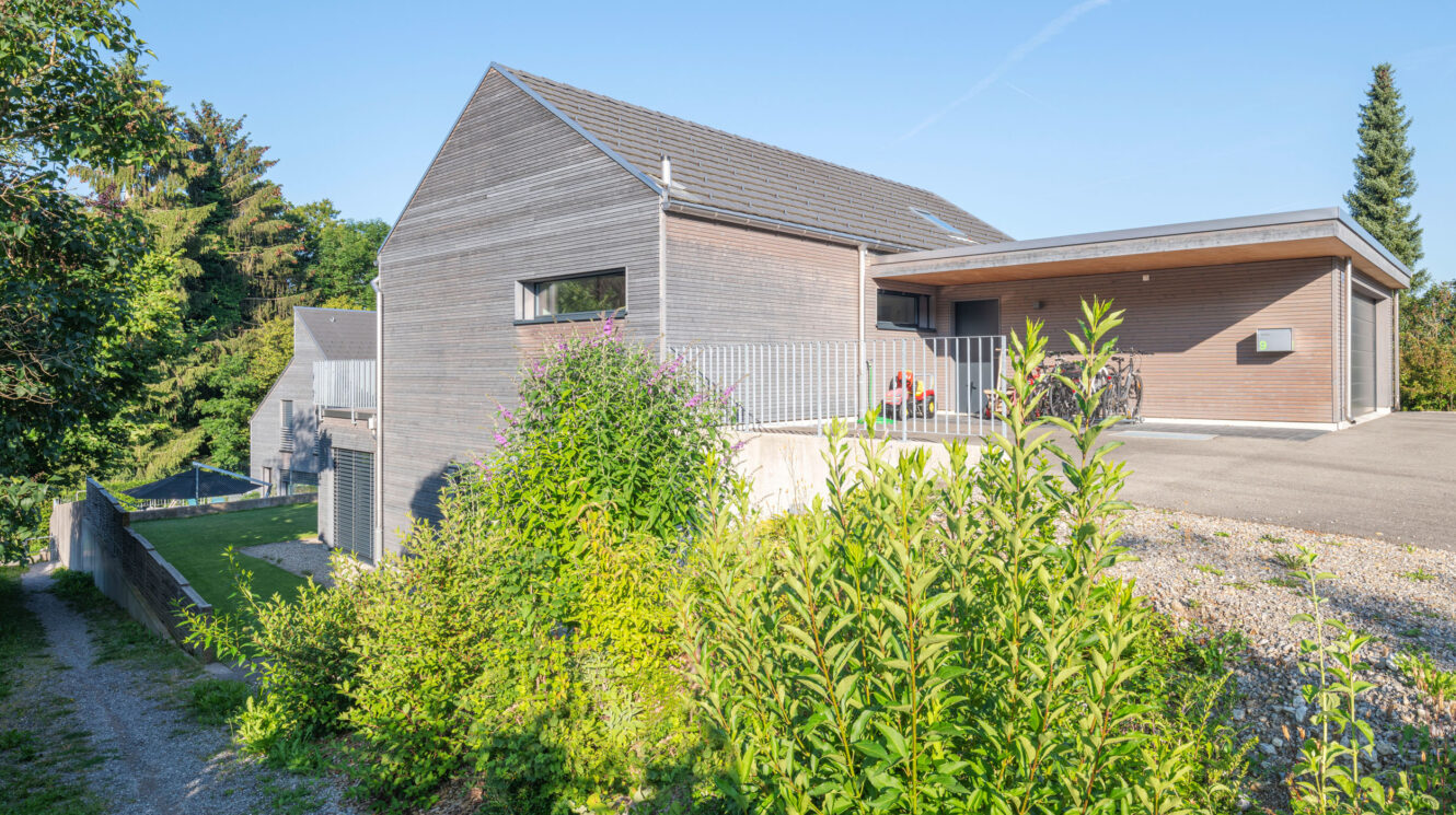 Einfamilienhaus aus Holz im Grünen auf grossem Grundstück
