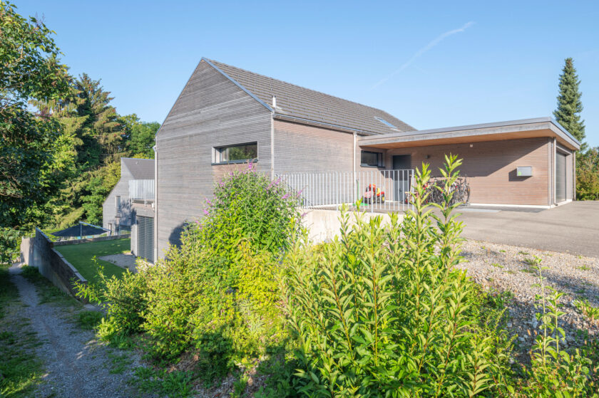 Einfamilienhaus aus Holz im Grünen auf grossem Grundstück