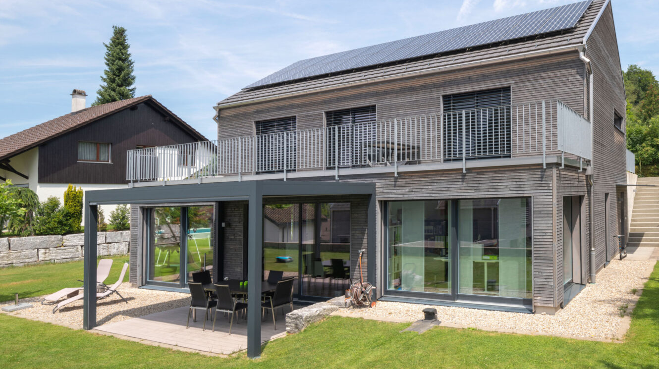 Einfamilienhaus aus Holz auf grossem Grundstück mit gigantischer Terrasse