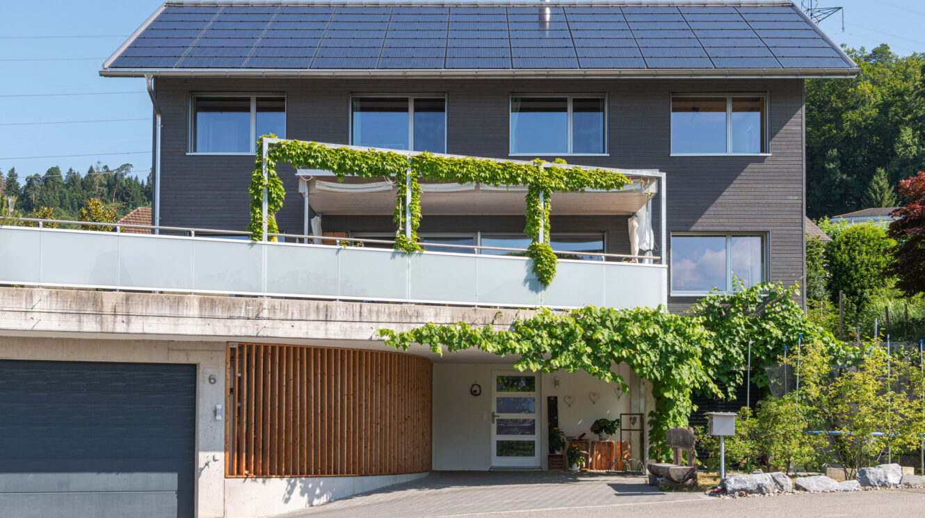 Einfamilienhaus in Uznach mit Solarzellen