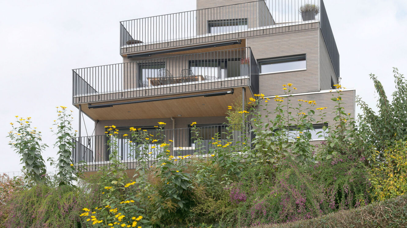 Mehrfamilienhaus in Stäfa aus Holz auf begrüntem Grundstück mit Grossen Balkonen