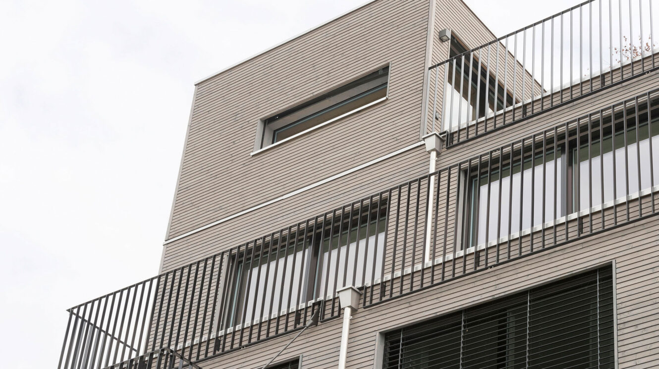 Mehrfamilienhaus mit grossem Balkon und grossen Fenstern