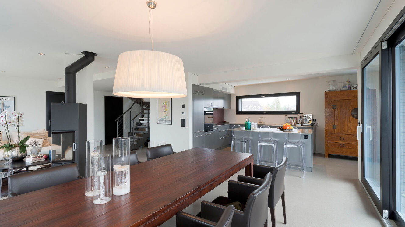 grosses Wohnzimmer und Küche mit Kamin