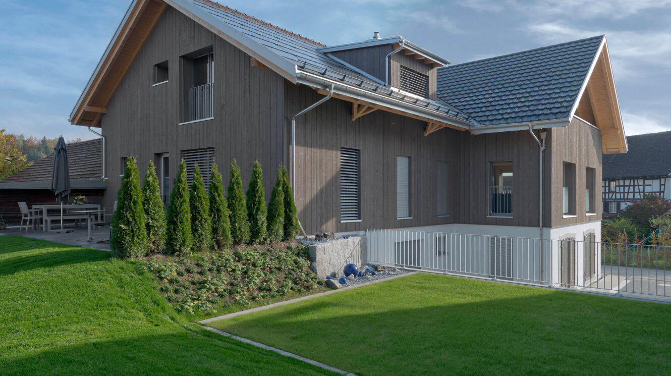 Mehrfamilienhaus aus Massivholzbau mit grossem Garten