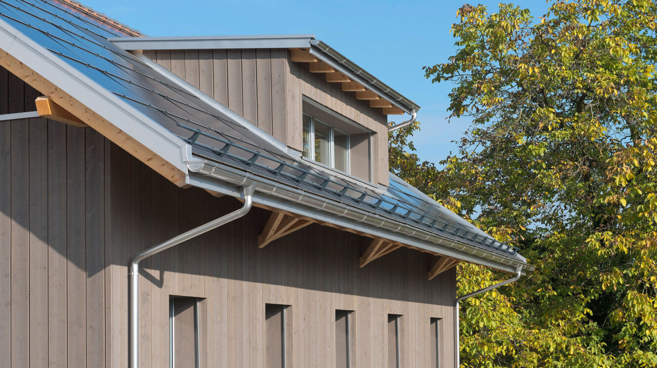Mehrfamilienhaus aus Massivholzbau mit Solarzellen auf dem Dach
