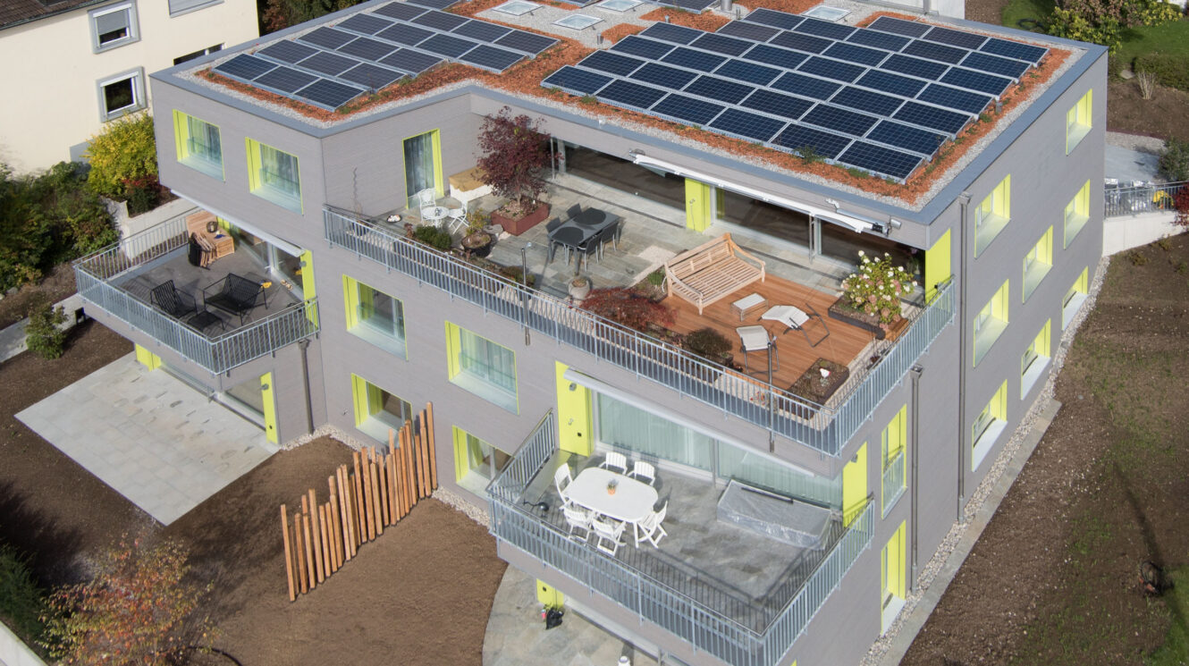 Mehrfamilienhaus in Stäfa aus Holz mit Solarzellen