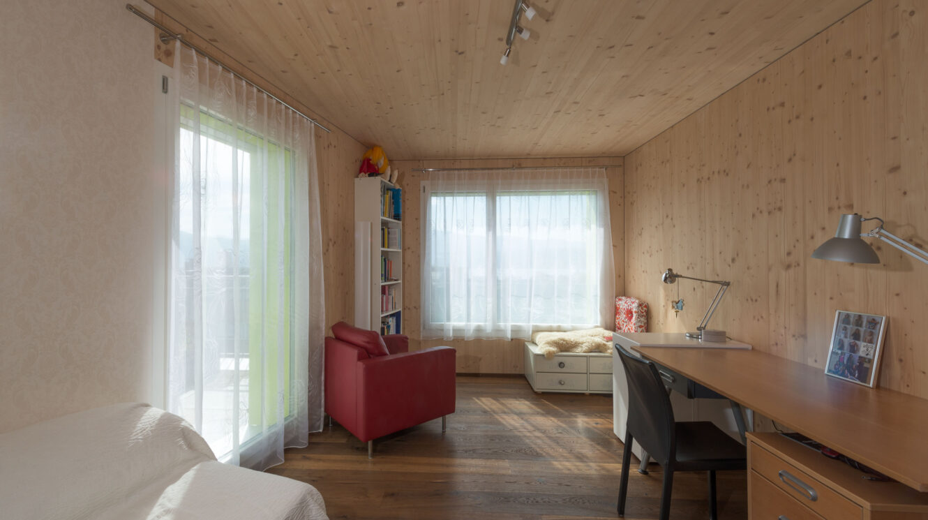 Wohnzimmer aus Holz von Mehrfamilienhaus