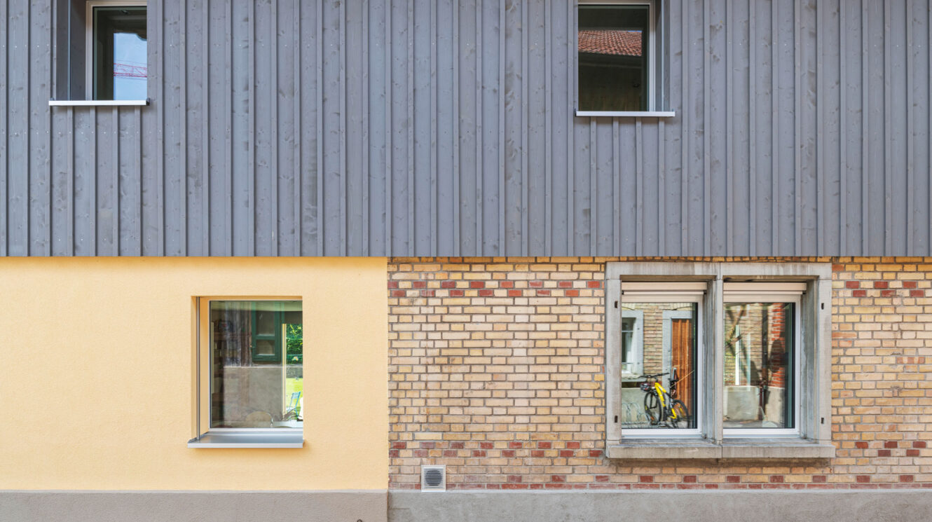 Hausmauer, Fassade mit Holz