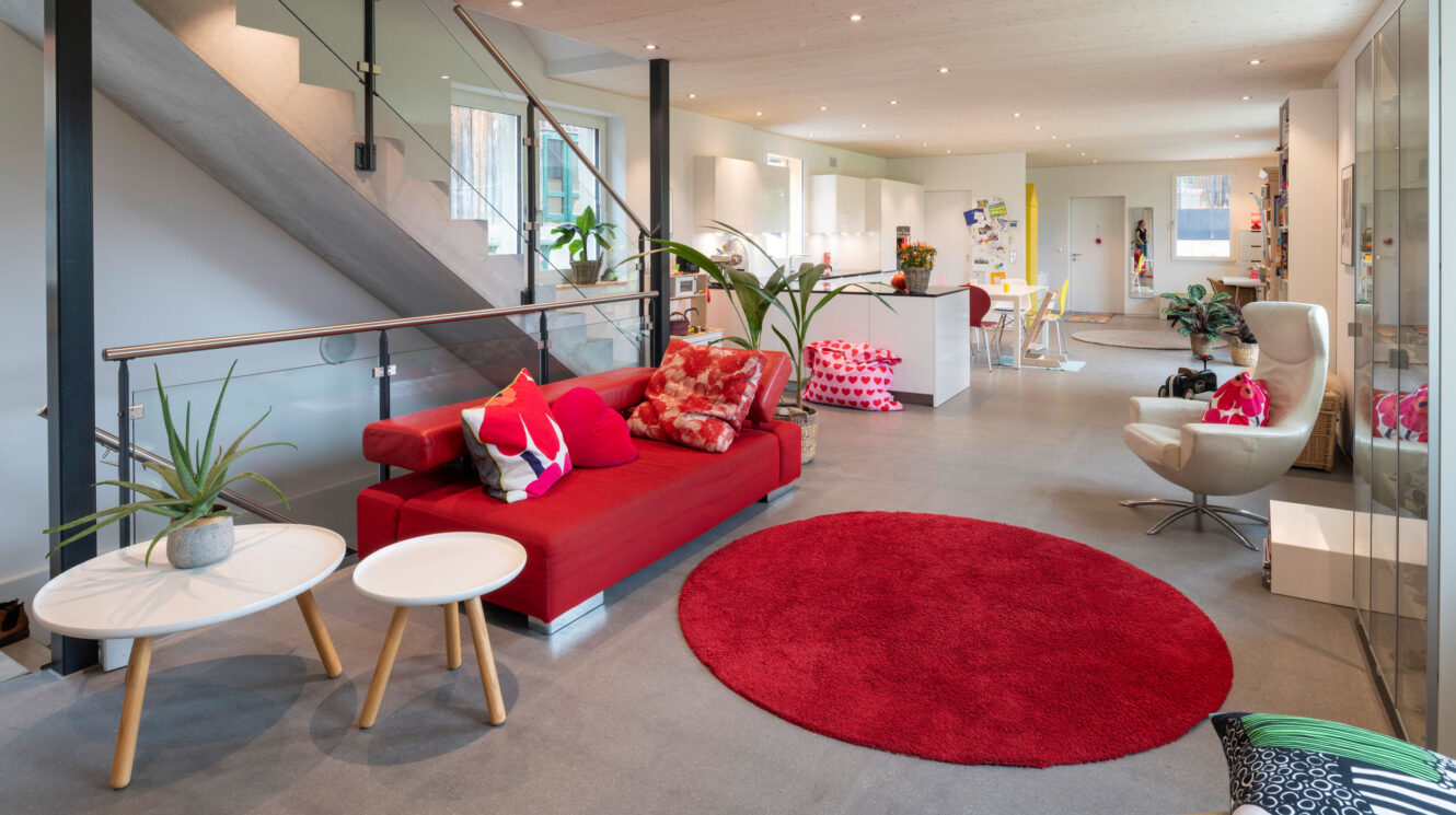 Grosses Wohnzimmer in Mehrfamilienhaus