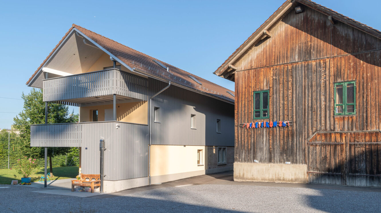 Mehrfamilienhaus mit Holz eingekleidet