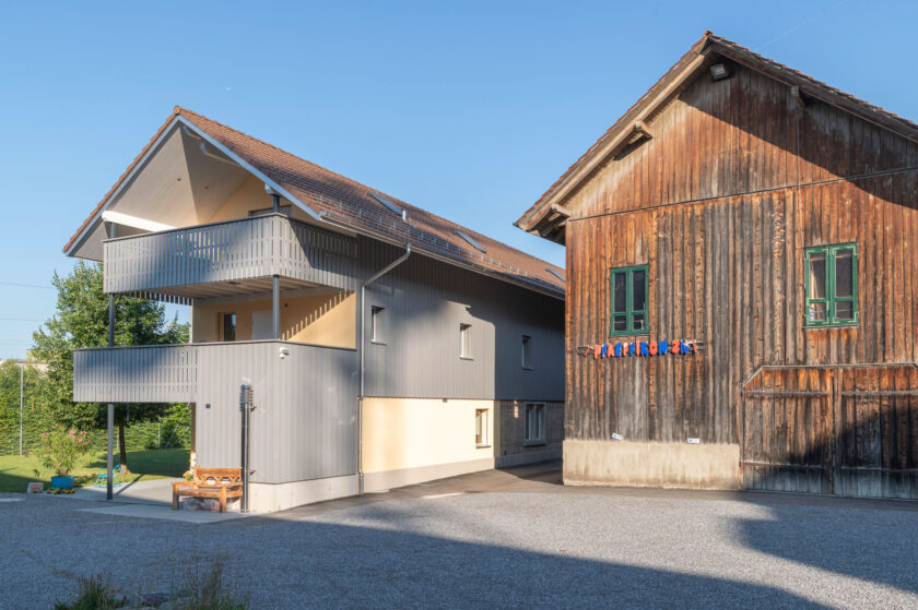 Mehrfamilienhaus mit Holz eingekleidet