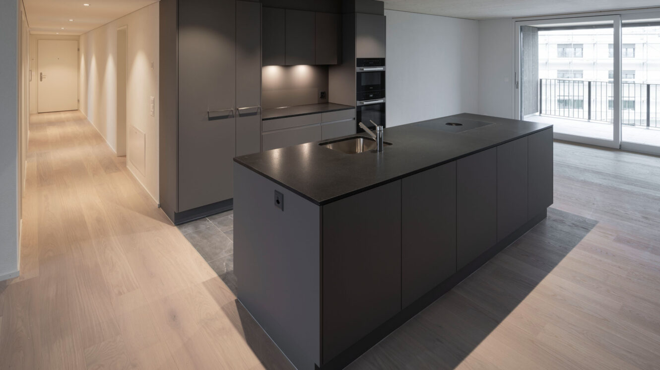 Küche in Wohnung aus Holz in schwarzer Optik