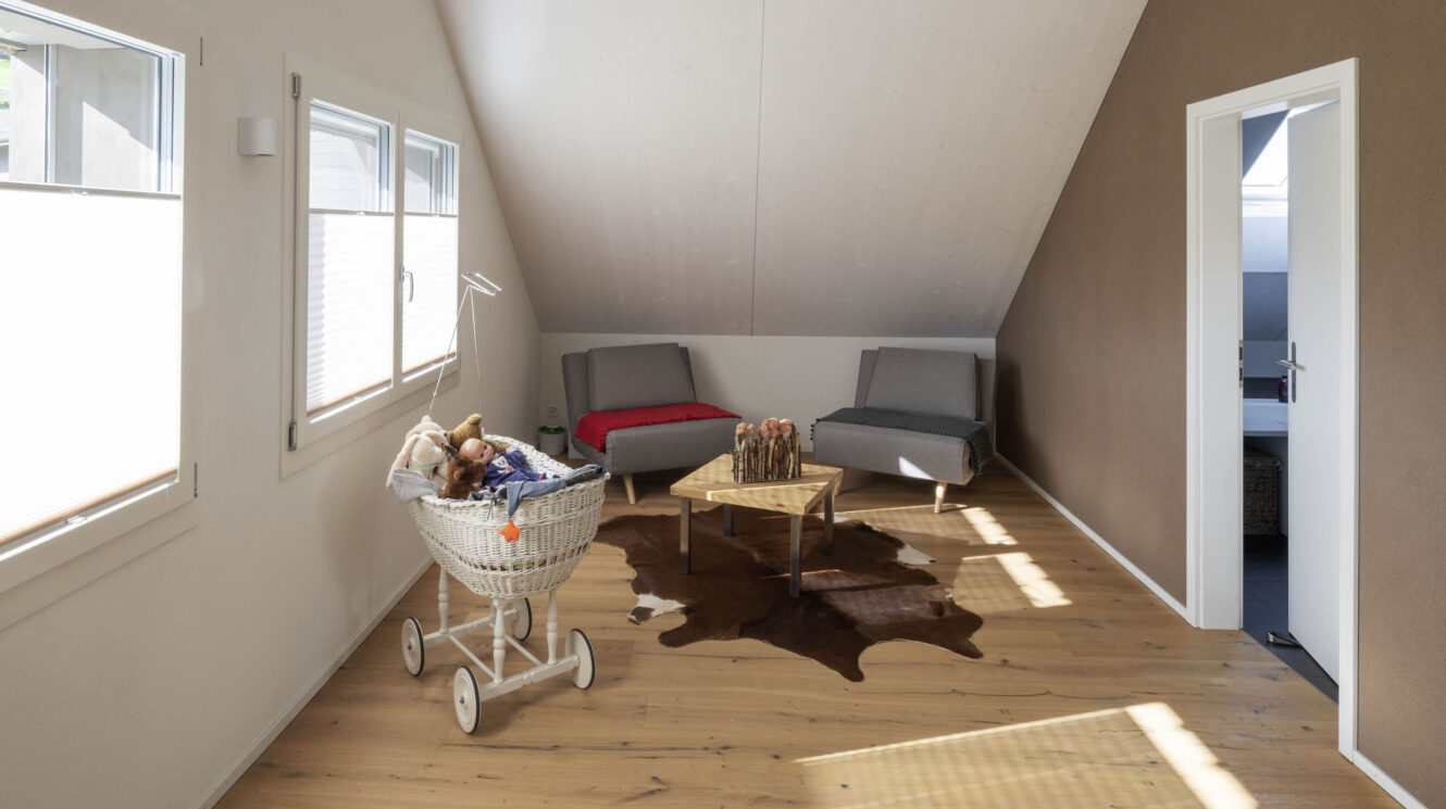 Wohnzimmer mit Holzboden